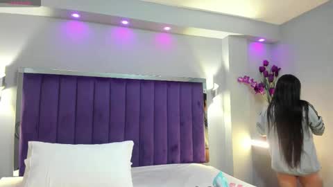 Snapshot of sarariley_ chatting on 10/21/25, 10:43 Sara online show from 10/21/25, 10:43