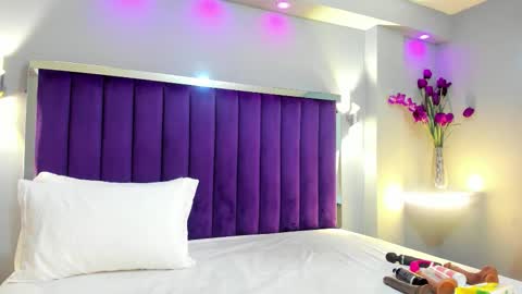 Snapshot of sarariley_ chatting on 10/30/25, 10:43 Sara online show from 10/30/25, 10:43