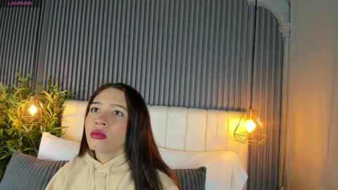 Snapshot of sarariley_ chatting on 12/01/25, 10:37 Sara online show from 12/01/25, 10:37