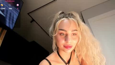 Snapshot of sarashineee chatting on 11/24/25, 09:25 Sara online show from 11/24/25, 09:25