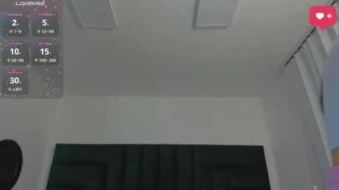 Snapshot of sarawagner_ chatting on 09/15/25, 12:10      online show from 09/15/25, 12:10