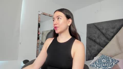 Snapshot of sarawagner_ chatting on 09/21/25, 06:09      online show from 09/21/25, 06:09