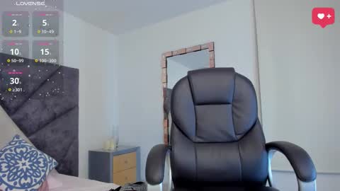 Snapshot of sarawagner_ chatting on 10/11/25, 12:10      online show from 10/11/25, 12:10