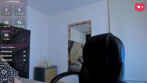 Snapshot of sarawagner_ chatting on 10/21/25, 12:33      online show from 10/21/25, 12:33