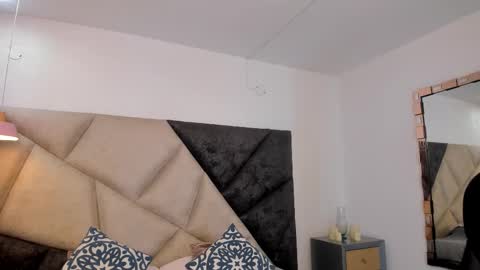 Snapshot of sarawagner_ chatting on 10/25/25, 01:02      online show from 10/25/25, 01:02