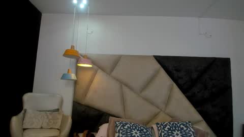 Snapshot of sarawagner_ chatting on 10/27/25, 12:15 online show from 10/27/25, 12:15