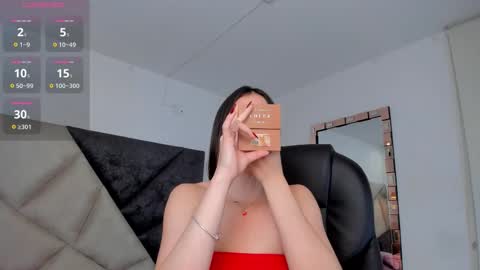 Snapshot of sarawagner_ chatting on 12/02/25, 12:49 online show from 12/02/25, 12:49