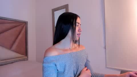 Snapshot of sarawagner_ chatting on 12/14/25, 12:27 online show from 12/14/25, 12:27