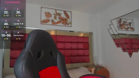 Snapshot of sarawagner_ chatting on 12/18/25, 12:17 online show from 12/18/25, 12:17