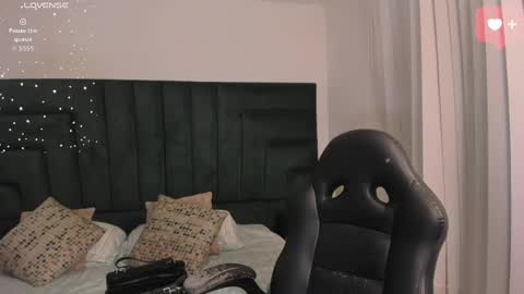 Snapshot of sarawagner_ chatting on 05/10/26, 12:27 online show from 05/10/26, 12:27