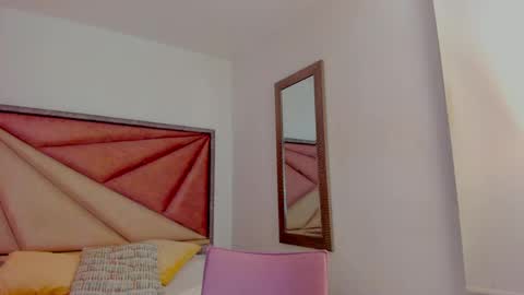 Snapshot of sarawagner_ chatting on 05/13/26, 12:19 online show from 05/13/26, 12:19