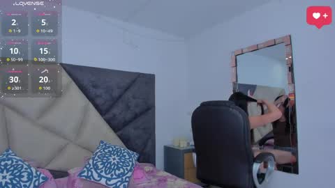 Snapshot of sarawagner_ chatting on 05/15/26, 01:56 online show from 05/15/26, 01:56