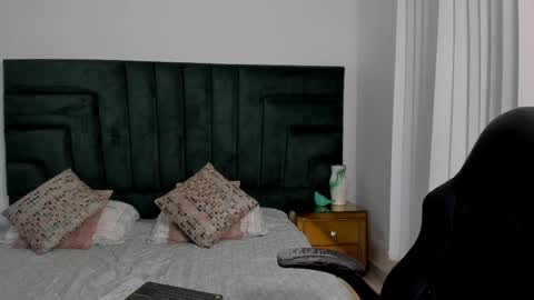 Snapshot of sarawagner_ chatting on 05/19/26, 01:56 online show from 05/19/26, 01:56
