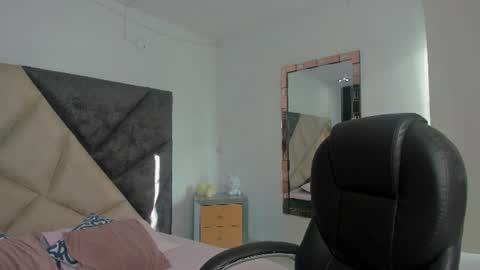 Snapshot of sarawagner_ chatting on 07/02/26, 12:22 online show from 07/02/26, 12:22