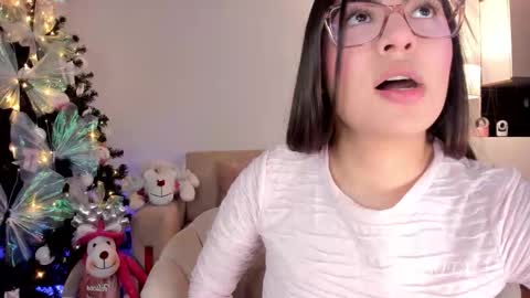 Snapshot of sarita_3 chatting on 12/21/25, 09:33 Sarita Lozano online show from 12/21/25, 09:33