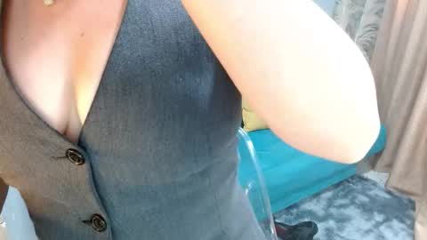 Snapshot of sarita_klein chatting on 10/26/25, 07:31 sarita_klein online show from 10/26/25, 07:31