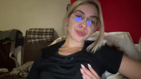 Snapshot of sarrah_rossy chatting on 01/06/25, 12:27 Sarrah online show from 01/06/25, 12:27