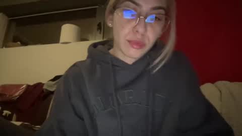 Snapshot of sarrah_rossy chatting on 01/14/25, 09:20 Sarrah online show from 01/14/25, 09:20