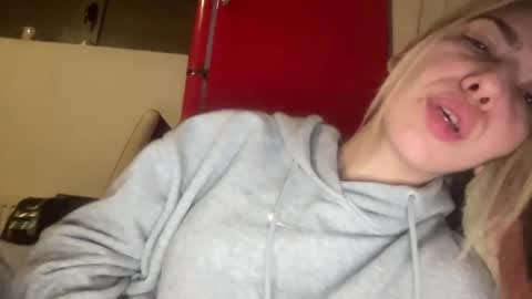 Snapshot of sarrah_rossy chatting on 02/26/25, 12:27 Sarrah online show from 02/26/25, 12:27