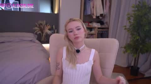 Snapshot of sashalore chatting on 03/21/26, 03:22 sashalore online show from 03/21/26, 03:22