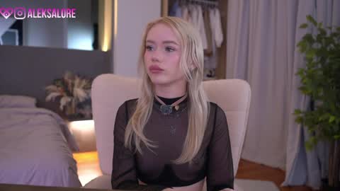 Snapshot of sashalore chatting on 04/08/26, 02:33 sashalore online show from 04/08/26, 02:33