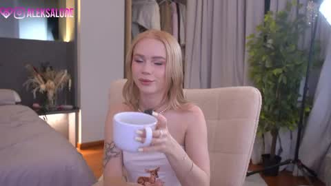 Snapshot of sashalore chatting on 05/22/26, 03:13 sashalore online show from 05/22/26, 03:13