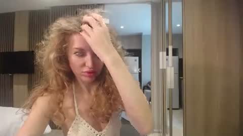 Snapshot of sashasweetsasha chatting on 10/19/25, 06:03 Sasha online show from 10/19/25, 06:03