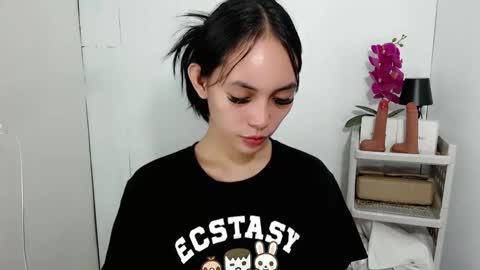 Snapshot of sashifoxdoll_ chatting on 11/17/25, 12:00 Sashi online show from 11/17/25, 12:00