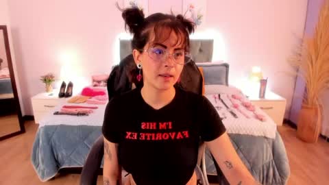Snapshot of saskia_vellour chatting on 04/24/26, 07:05 saskia_vellour online show from 04/24/26, 07:05