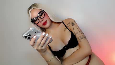 Snapshot of sassy_tiffanie chatting on 11/11/25, 12:54 Tiffanie online show from 11/11/25, 12:54