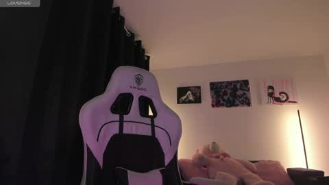 Snapshot of satanbabee_ chatting on 04/29/26, 11:44 im expecting 300 thumbs up on my altar online show from 04/29/26, 11:44