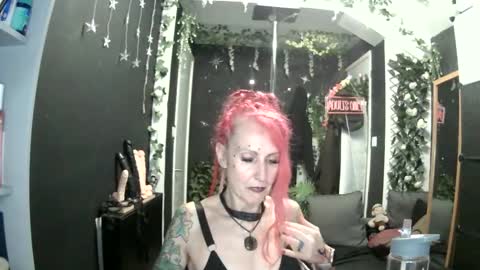 Snapshot of saucysky chatting on 05/27/26, 09:23 SaucySky online show from 05/27/26, 09:23
