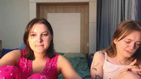 LUNA and ANNA    online show from 10/27/25, 06:01