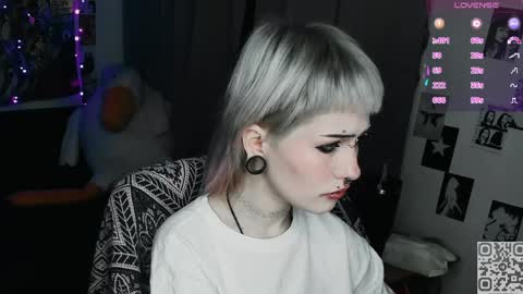 Snapshot of say_mary chatting on 04/10/26, 11:31 pronoun she. name Mary. age 21. online show from 04/10/26, 11:31