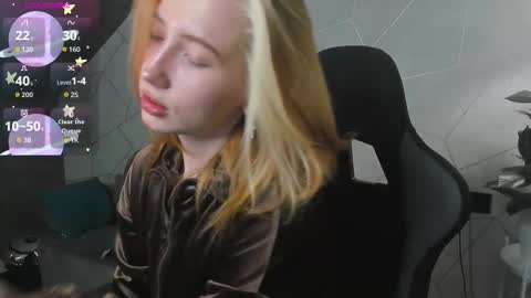 Kira  GMT 7 Mon Thu-Sun  0800am-0200pm  online show from 12/16/25, 01:21