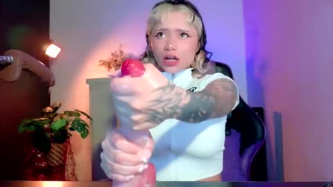 Snapshot of scarlet_gold chatting on 12/04/25, 05:06 scarlet_gold online show from 12/04/25, 05:06