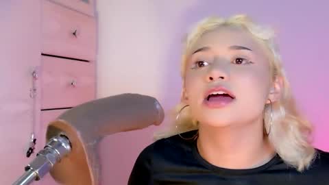 Snapshot of scarlet_gold chatting on 04/08/26, 01:27 scarlet_gold online show from 04/08/26, 01:27