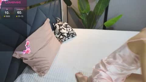 scarlet_ice online show from 11/17/25, 05:13