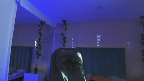 Snapshot of scarlet_pielcanela chatting on 04/15/26, 08:31 Scarlet online show from 04/15/26, 08:31