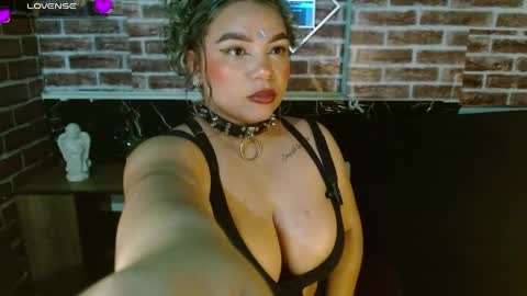 Snapshot of scarlet_queen__ chatting on 04/11/26, 10:58 Scarlet online show from 04/11/26, 10:58