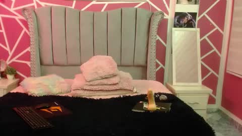 scarlet y melody online show from 03/01/25, 04:00