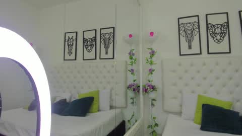 Snapshot of scarlet_stan22 chatting on 12/17/24, 10:23 Isa online show from 12/17/24, 10:23