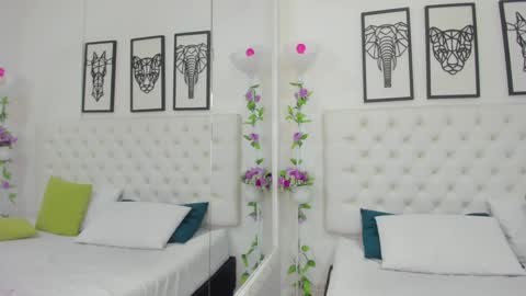 Snapshot of scarlet_stan22 chatting on 12/19/24, 11:18 Isa online show from 12/19/24, 11:18