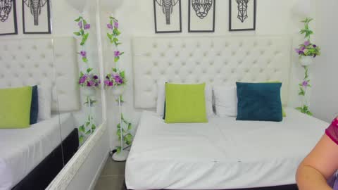 Snapshot of scarlet_stan22 chatting on 01/08/25, 10:59 Isa online show from 01/08/25, 10:59