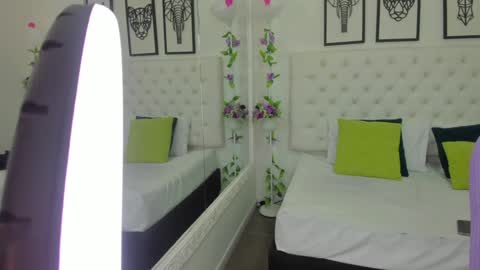 Snapshot of scarlet_stan22 chatting on 01/12/25, 11:07 Isa online show from 01/12/25, 11:07