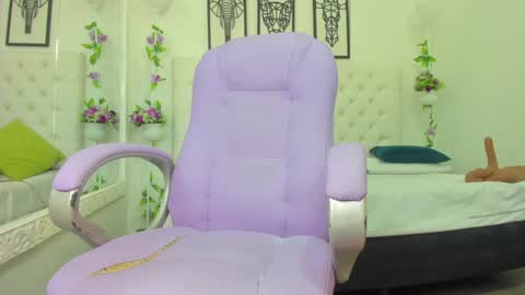 Snapshot of scarlet_stan22 chatting on 01/21/25, 04:37 Isa online show from 01/21/25, 04:37