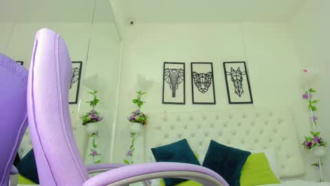 Snapshot of scarlet_stan22 chatting on 02/15/25, 02:11 Isa online show from 02/15/25, 02:11