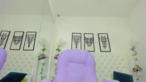 Snapshot of scarlet_stan22 chatting on 02/20/25, 02:02 Isa online show from 02/20/25, 02:02