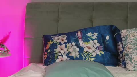 Snapshot of scarlet_vex chatting on 05/19/26, 01:56 Scarlet online show from 05/19/26, 01:56