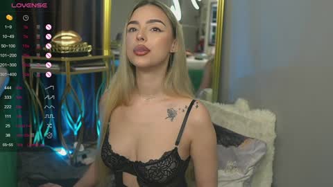 Snapshot of scarletcoles chatting on 01/21/25, 01:18 Scarlet online show from 01/21/25, 01:18